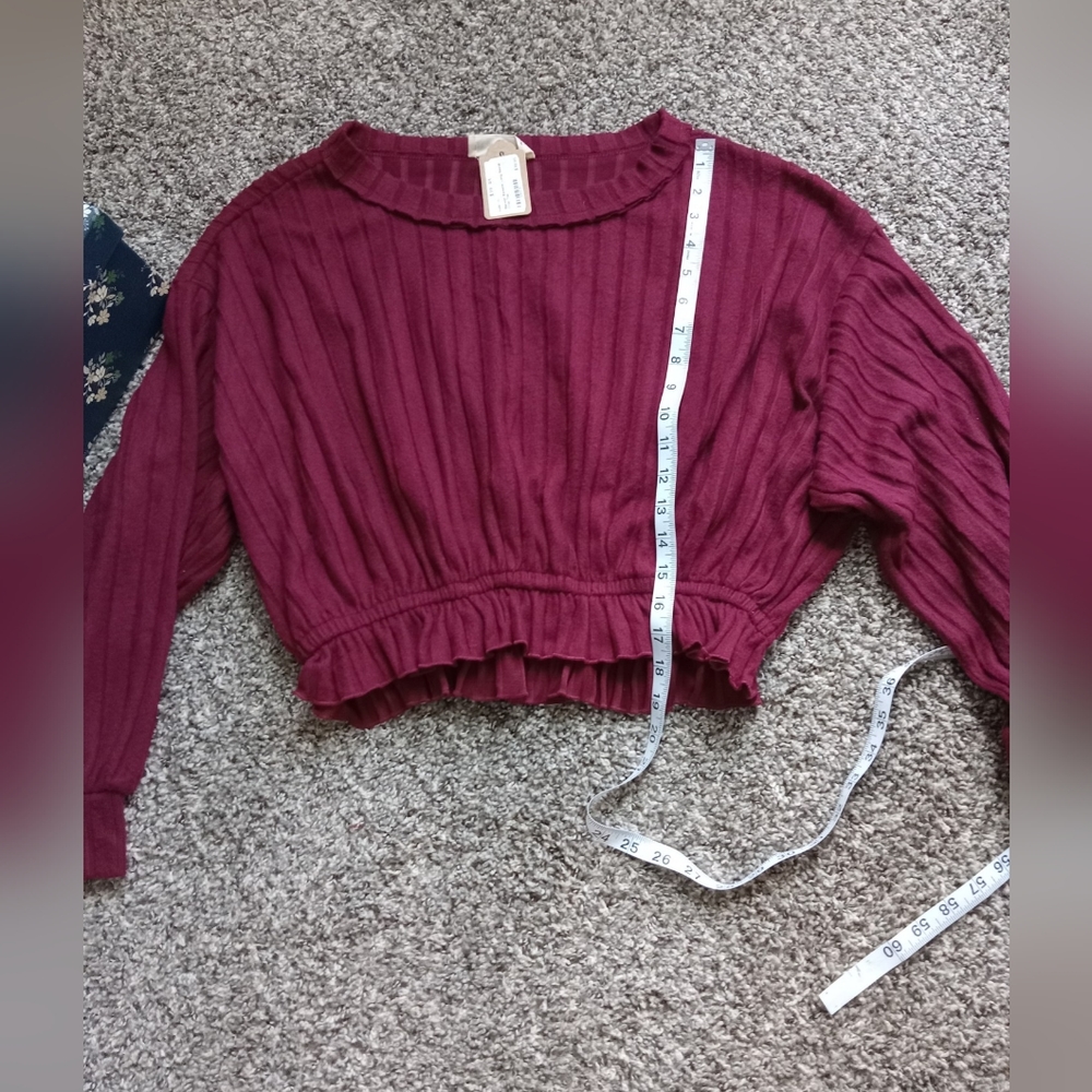 NWT Burgundy sweater cropped with ruffle trim- size large - Picture 6 of 6
